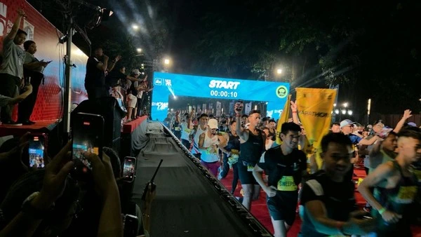 Pramono Anung melakukan flag off full marathon Jakarta Running Festival 2026 di GBK