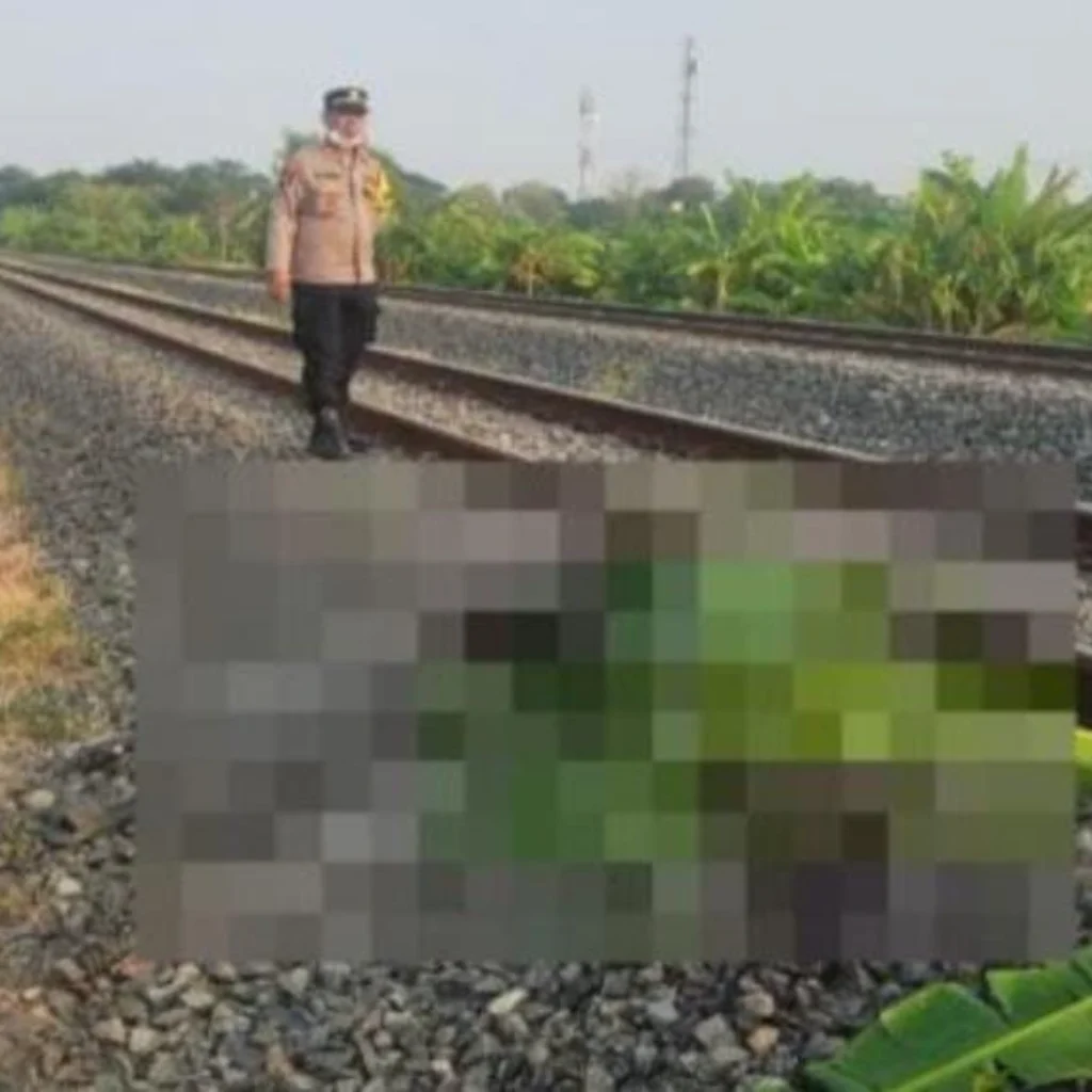 Petugas menangani kejadian pria tewas tertemper kereta api di Mundu Cirebon