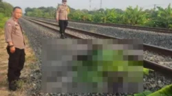 Petugas menangani kejadian pria tewas tertemper kereta api di Mundu Cirebon