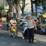 AKP Sulaiman Turun Langsung Atur Lalu Lintas Pagi di Sampang, Ini Fokus Pelayanannya