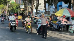 AKP Sulaiman Turun Langsung Atur Lalu Lintas Pagi di Sampang, Ini Fokus Pelayanannya