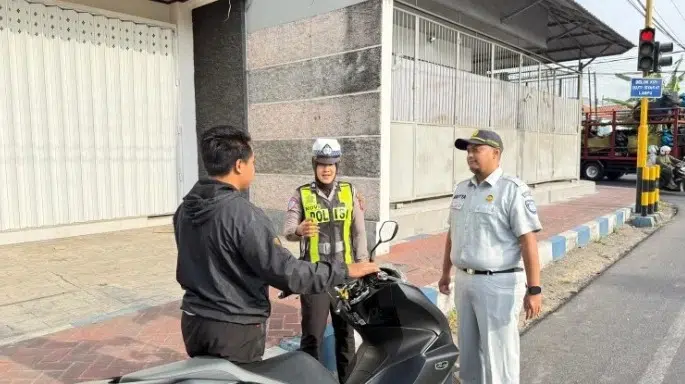 Satlantas Polresta Sumenep Apresiasi Pengendara Tertib, Dorong Budaya Keselamatan 1 Satlantas Polresta Sumenep edukasi keselamatan lalu lintas dan apresiasi pengendara tertib