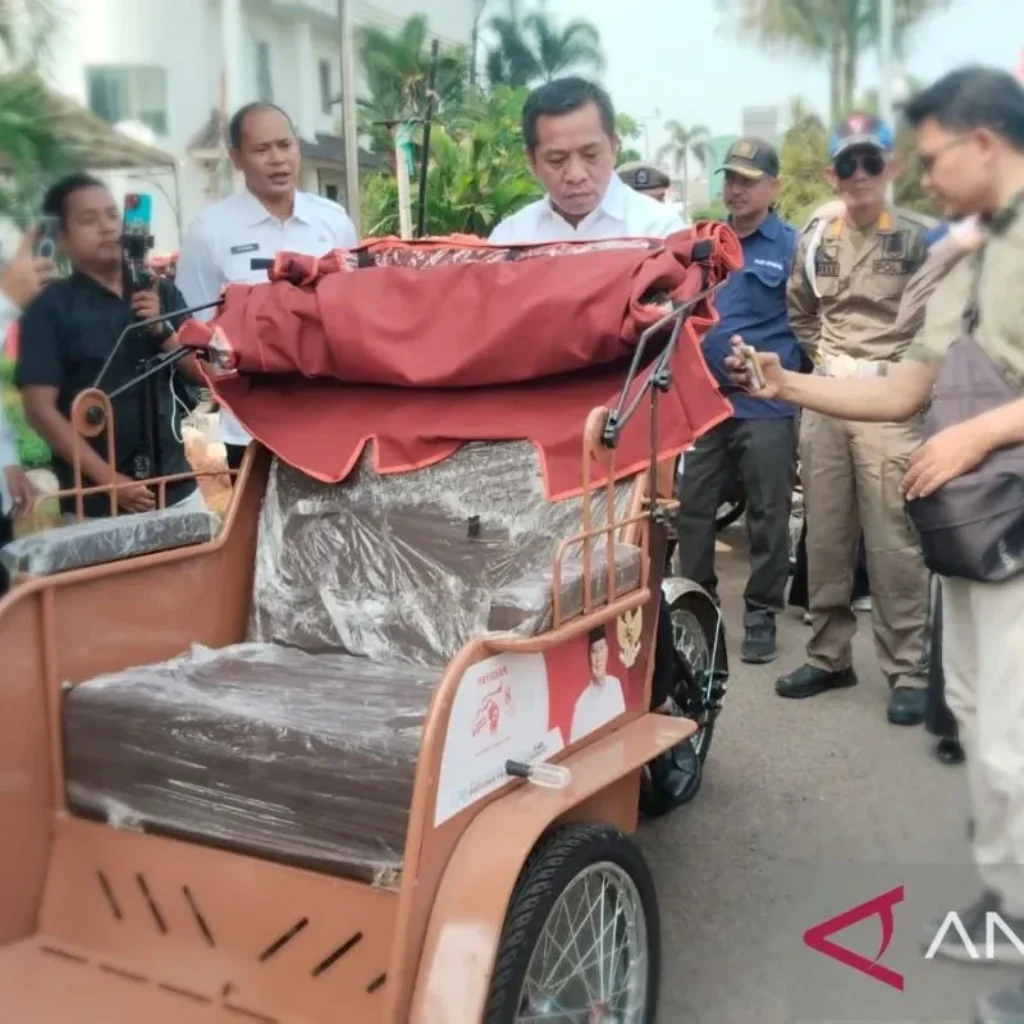 220 Tukang Becak di Karawang Terima Bantuan Becak Listrik, Pengemudi Lansia Jadi Prioritas 13 Bupati Karawang mencoba becak listrik sebelum disalurkan kepada penerima bantuan