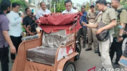 Bupati Karawang mencoba becak listrik sebelum disalurkan kepada penerima bantuan