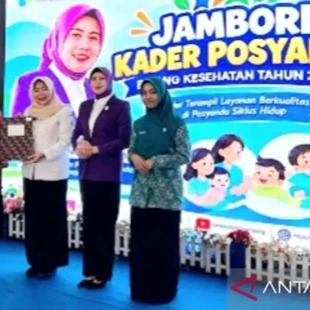 Kader Posyandu memberikan pelayanan kesehatan kepada masyarakat di Sampang
