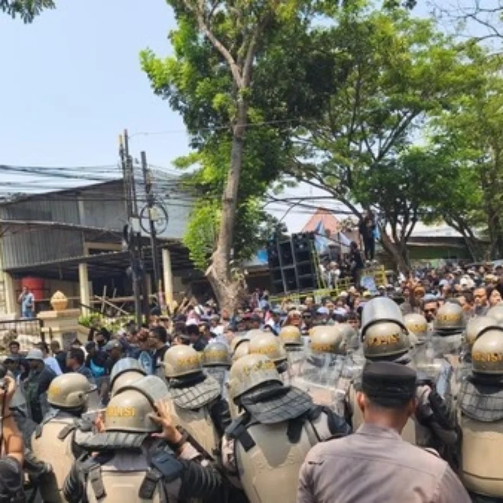 Sidang Vonis Sudewo Memanas, Massa Pendukung Sempat Dorong Pagar Pengadilan