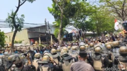 Massa pendukung Sudewo terlibat aksi dorong dengan polisi saat sidang vonis di Semarang