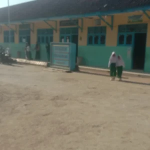 Siswa Yayasan Nurul Yaqin Lembung Barat Lenteng Sumenep Disiplin Mengikuti Jam Sekolah