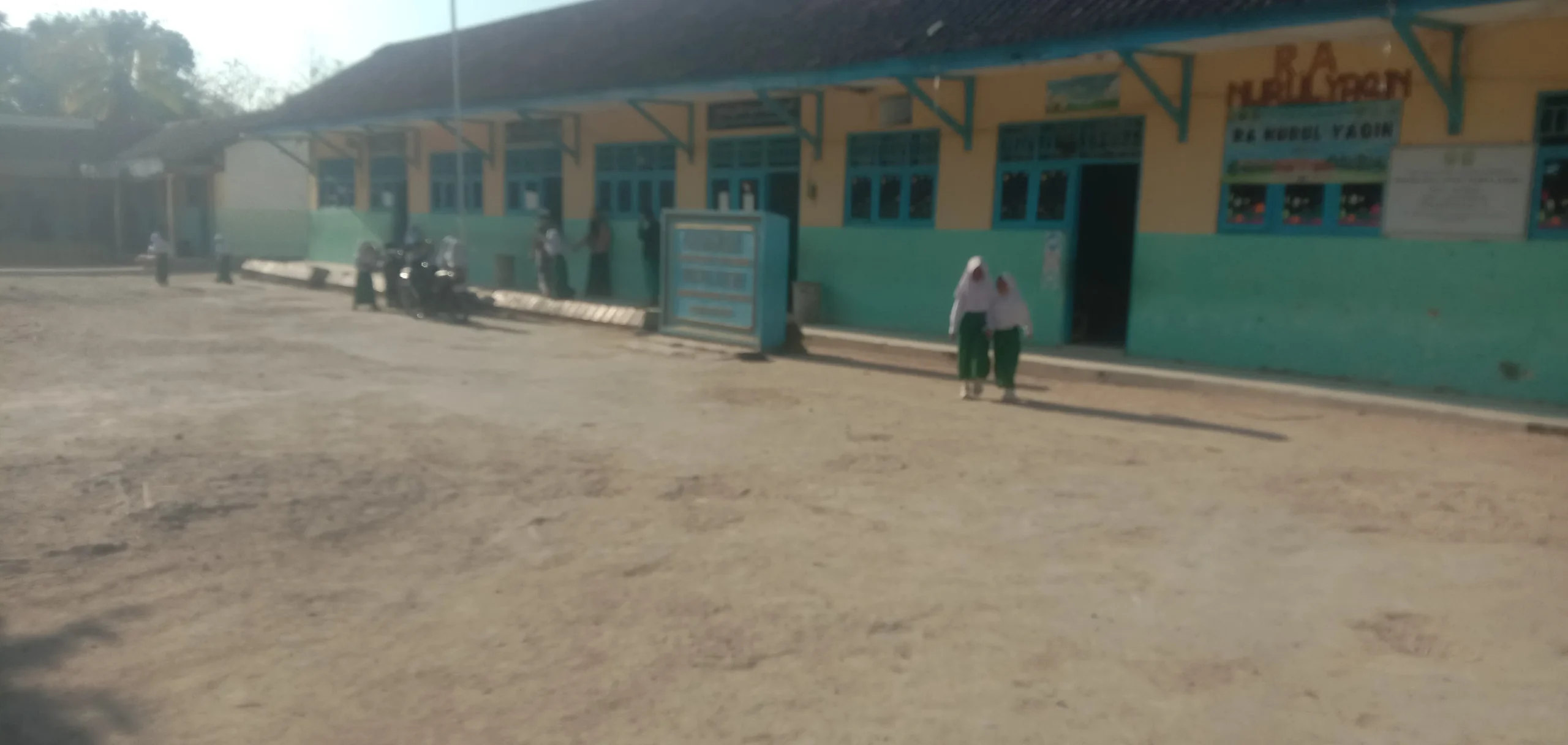 Siswa dan siswi Yayasan Nurul Yaqin Lembung Barat Lenteng Sumenep mengikuti kegiatan sekolah