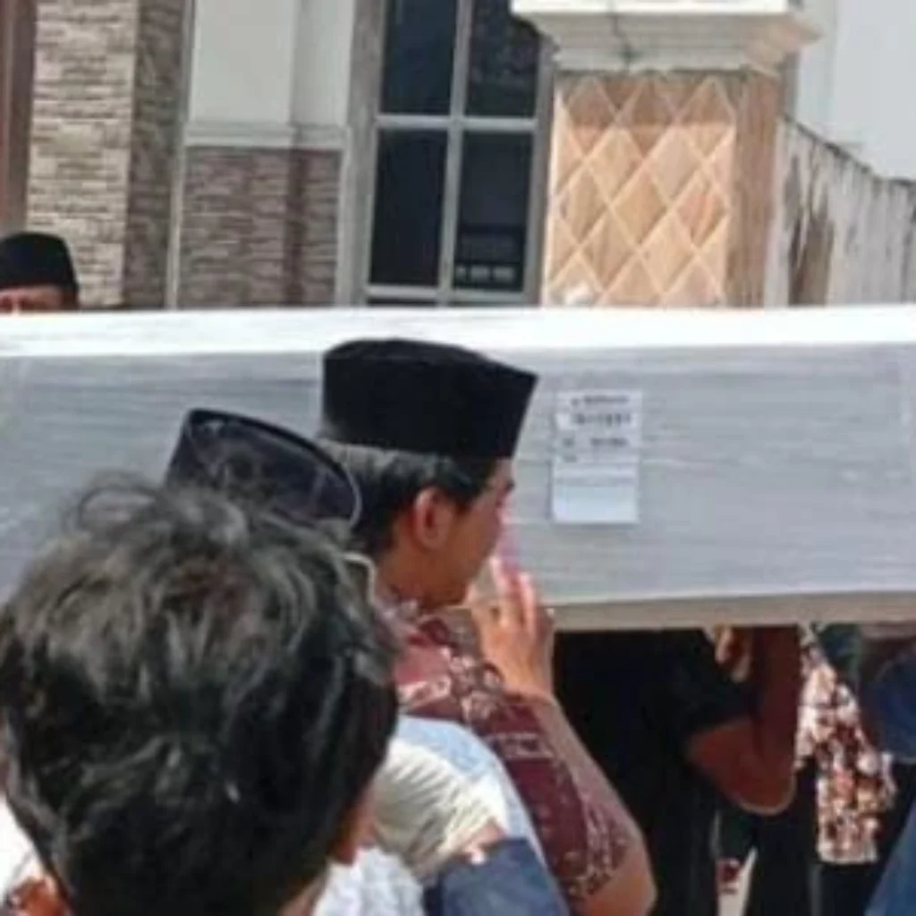 Pemulangan jenazah Sulaidah, PMI asal Desa Telaga Biru, Bangkalan, dari Malaysia ke rumah duka di Tanjung Bumi