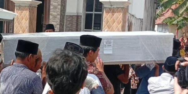 Pemulangan jenazah Sulaidah, PMI asal Desa Telaga Biru, Bangkalan, dari Malaysia ke rumah duka di Tanjung Bumi