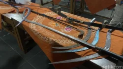 Polisi menunjukkan barang bukti senjata tajam dalam kasus tawuran maut di Banyumanik, Kota Semarang