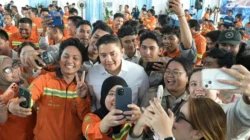 Teddy Indra Wijaya berfoto bersama karyawan IWIP usai peresmian 11 proyek hilirisasi di Maluku Utara