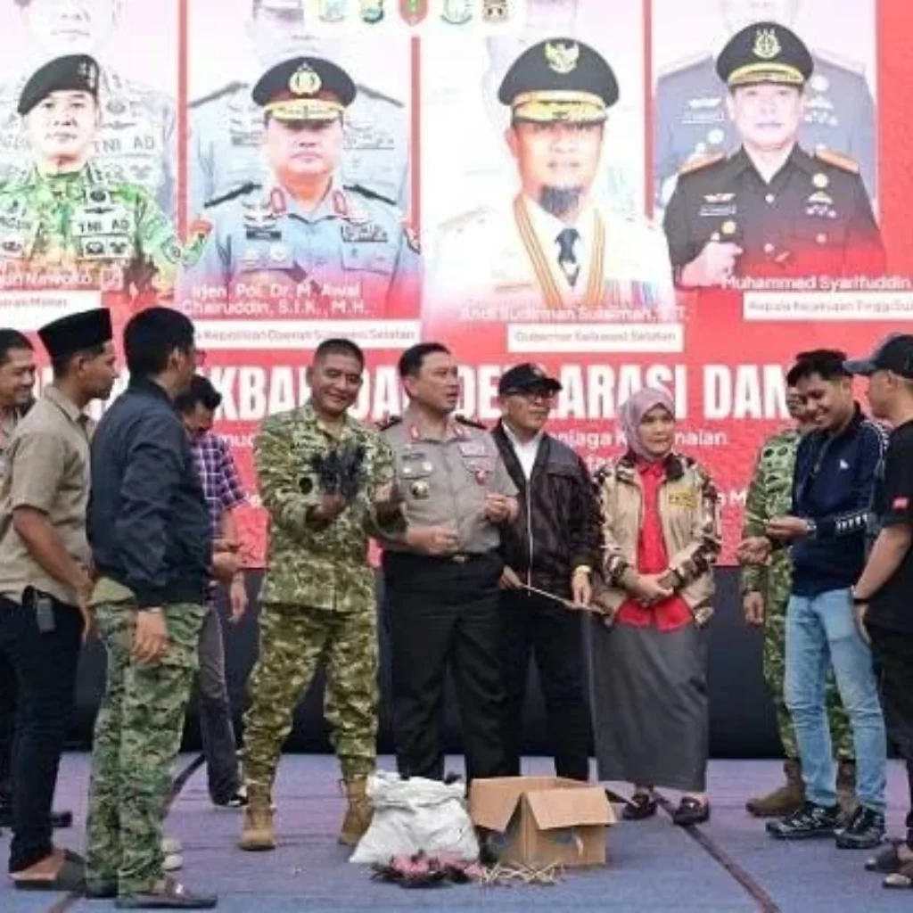Pangdam XIV Hasanuddin dan Kapolda Sulsel bersama pemuda dalam Deklarasi Damai di Monumen Mandala Makassar.