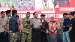 Pangdam XIV Hasanuddin dan Kapolda Sulsel bersama pemuda dalam Deklarasi Damai di Monumen Mandala Makassar.