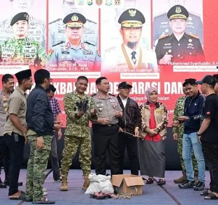 Pangdam XIV Hasanuddin dan Kapolda Sulsel bersama pemuda dalam Deklarasi Damai di Monumen Mandala Makassar.