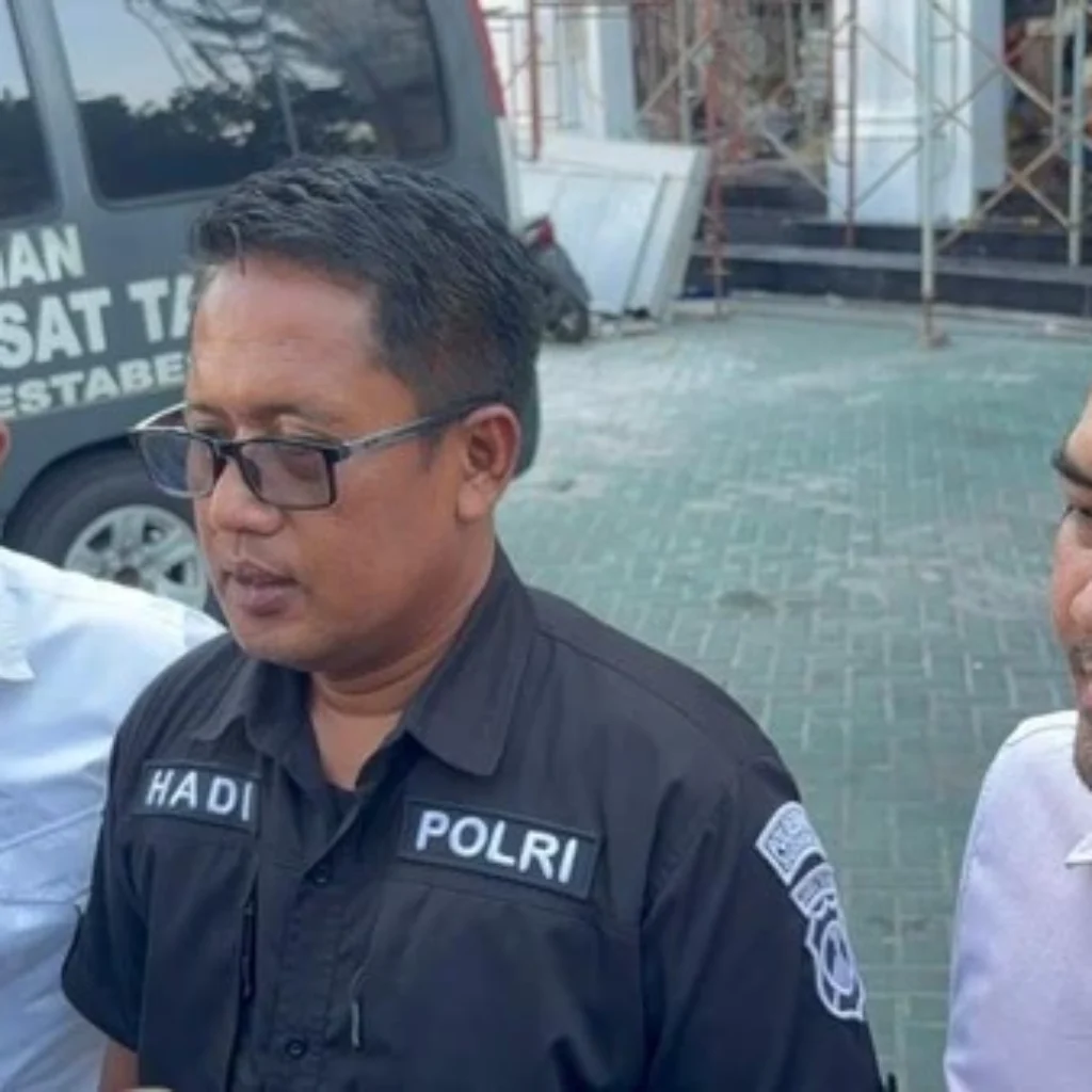 Kasi Humas Polrestabes Surabaya menjelaskan proses pemeriksaan delapan orang terkait kasus narkoba