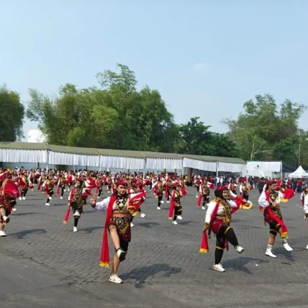 Penari Remo tampil dalam puncak HUT ke-54 Tjiwi Kimia di Sidoarjo