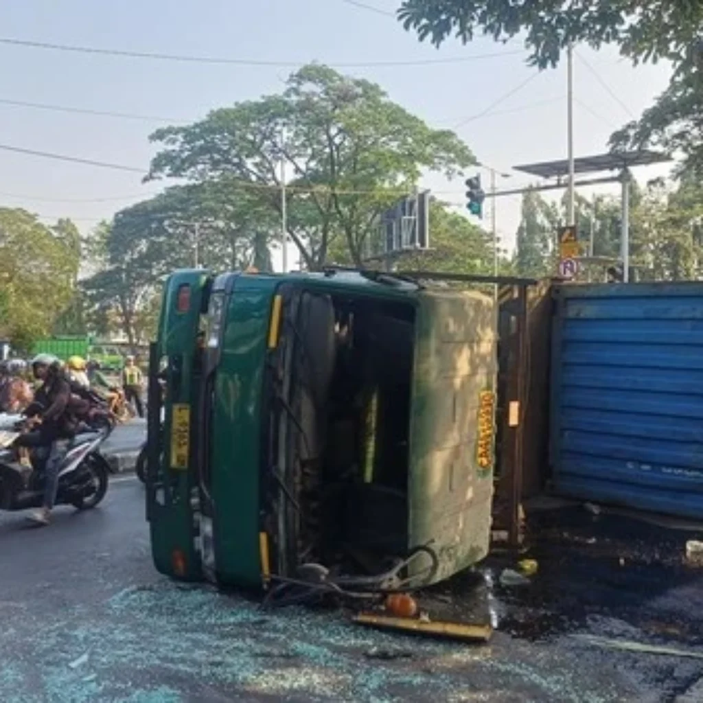 Truk Trailer Bermuatan Sawit Terguling di Gunungsari Surabaya, Arus Lalu Lintas Macet 11 Truk trailer bermuatan sawit terguling di Gunungsari Surabaya