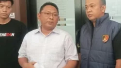 Kasat Reskrim Polres Pamekasan mengungkap kasus perempuan 62 tahun tersangka dugaan penistaan agama setelah viral menginjak Al-Qur’an saat live TikTok.
