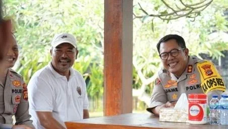Polres Gianyar menggelar Rembug Warga dan Poliran bersama masyarakat Desa Kemenuh Sukawati untuk membahas penipuan catut nama polisi dan keamanan lingkungan.
