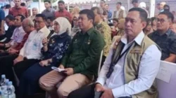 Warga berbelanja kebutuhan pokok dalam Gerakan Pangan Murah Nasional di Kantor Perumda Pasar Makassar