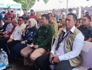 Warga berbelanja kebutuhan pokok dalam Gerakan Pangan Murah Nasional di Kantor Perumda Pasar Makassar