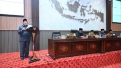 APBD Sumenep 2027: Pendapatan Rp1,89 Triliun, Defisit Rp96 Miliar 3 Wakil Bupati Sumenep Imam Hasyim menyampaikan nota keuangan APBD Sumenep 2027 dalam rapat paripurna DPRD.