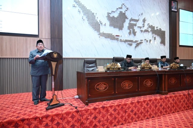 Wakil Bupati Sumenep Imam Hasyim menyampaikan nota keuangan APBD Sumenep 2027 dalam rapat paripurna DPRD.