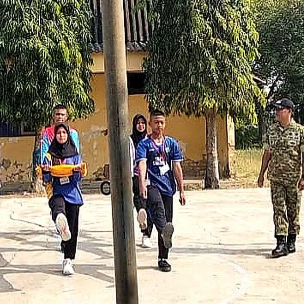 Babinsa Saronggi Latih PBB Pelajar Sumenep, Tanamkan Disiplin 9 Babinsa Koramil Saronggi Supandi melatih PBB pelajar di Desa Pagarbatu Sumenep