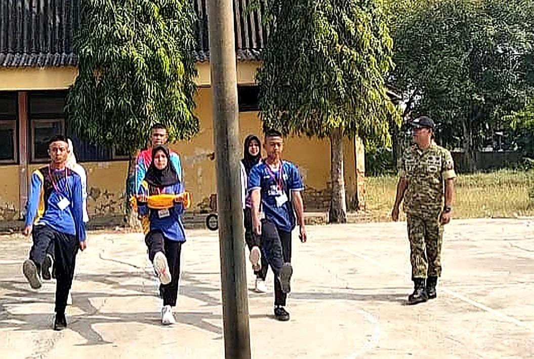 Babinsa Koramil Saronggi Supandi melatih PBB pelajar di Desa Pagarbatu Sumenep