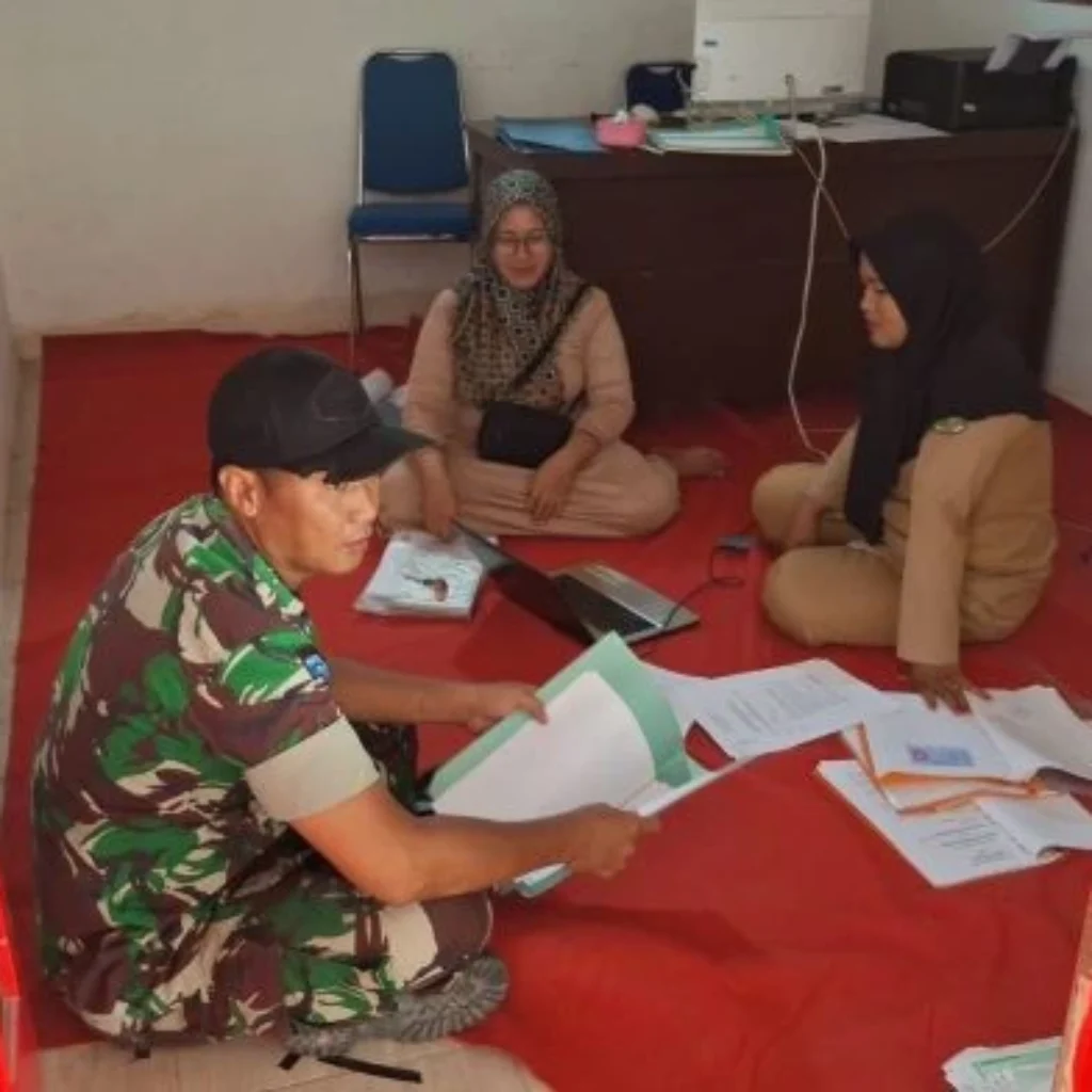 Babinsa Koramil Saronggi melaksanakan Puldata Ter di Balai Desa Juluk, Sumenep