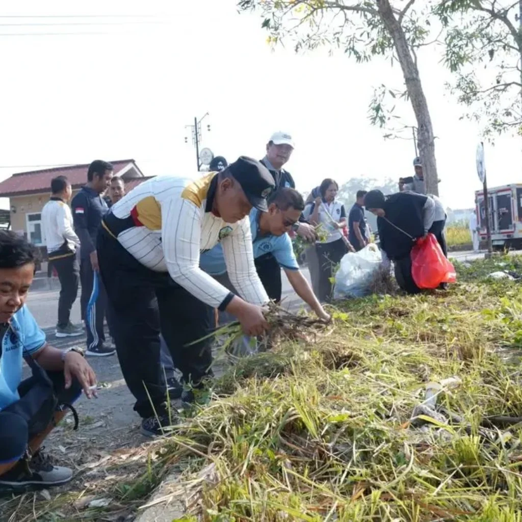 Bupati Bangkalan Lukman Hakim bersama ASN dan masyarakat membersihkan lingkungan dalam program Bangkalan Berse Onggu.