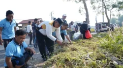 Bupati Bangkalan Lukman Hakim bersama ASN dan masyarakat membersihkan lingkungan dalam program Bangkalan Berse Onggu.