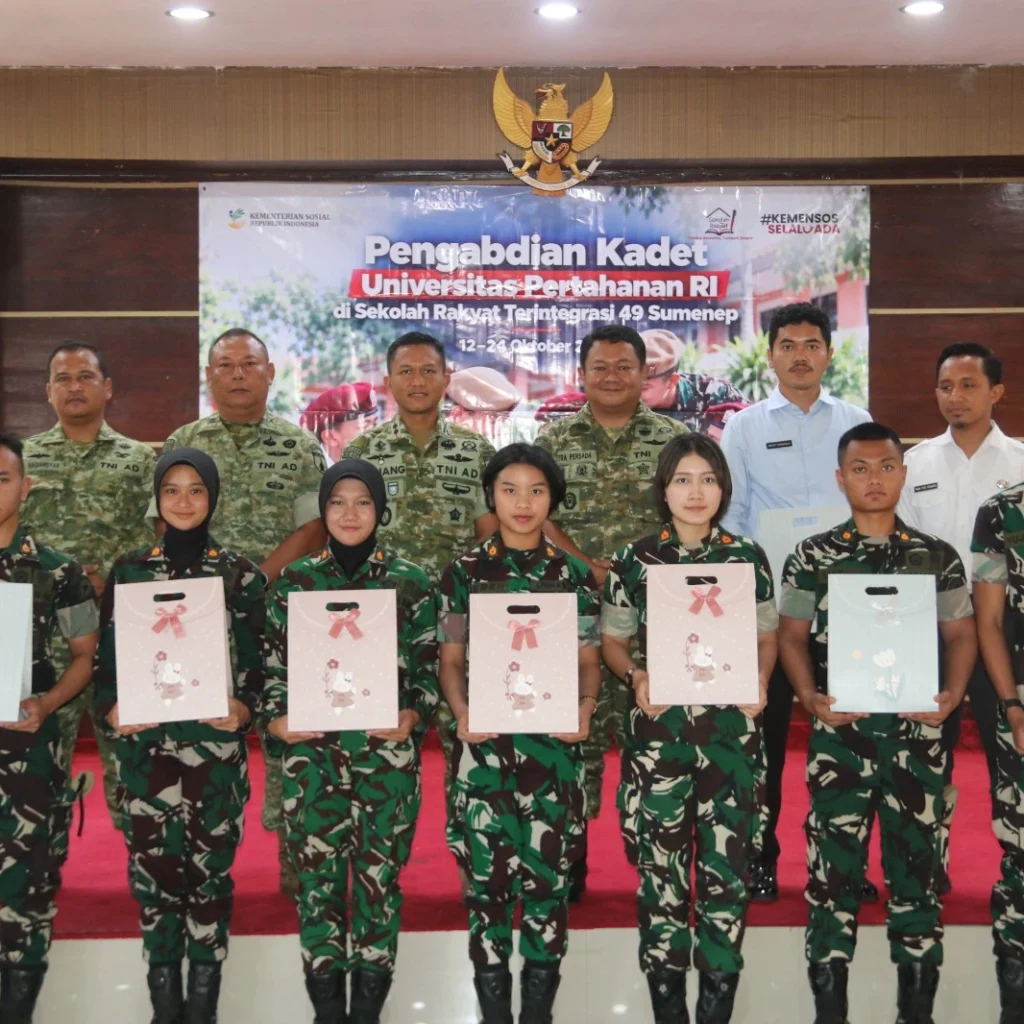Dandim 0827/Sumenep Letkol Inf Citra Persada bersama kadet Unhan RI dalam penutupan kegiatan pengabdian di Sekolah Rakyat Terintegrasi 49 Sumenep.
