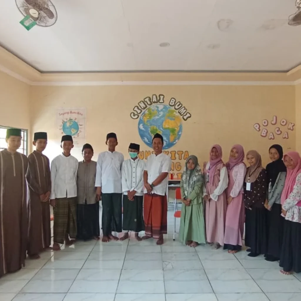Gunawan Sujana dari Diskominfo Sumenep menyampaikan edukasi jeda sebelum klik kepada siswa SMPI Nurul Bayan.
