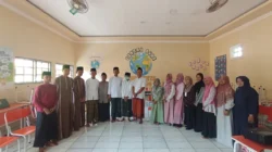 Gunawan Sujana dari Diskominfo Sumenep menyampaikan edukasi jeda sebelum klik kepada siswa SMPI Nurul Bayan.