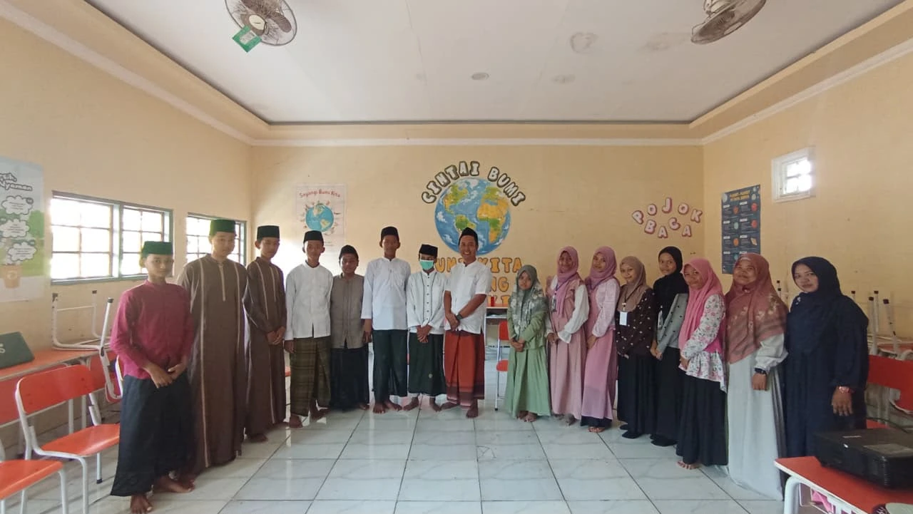 Gunawan Sujana dari Diskominfo Sumenep menyampaikan edukasi jeda sebelum klik kepada siswa SMPI Nurul Bayan.