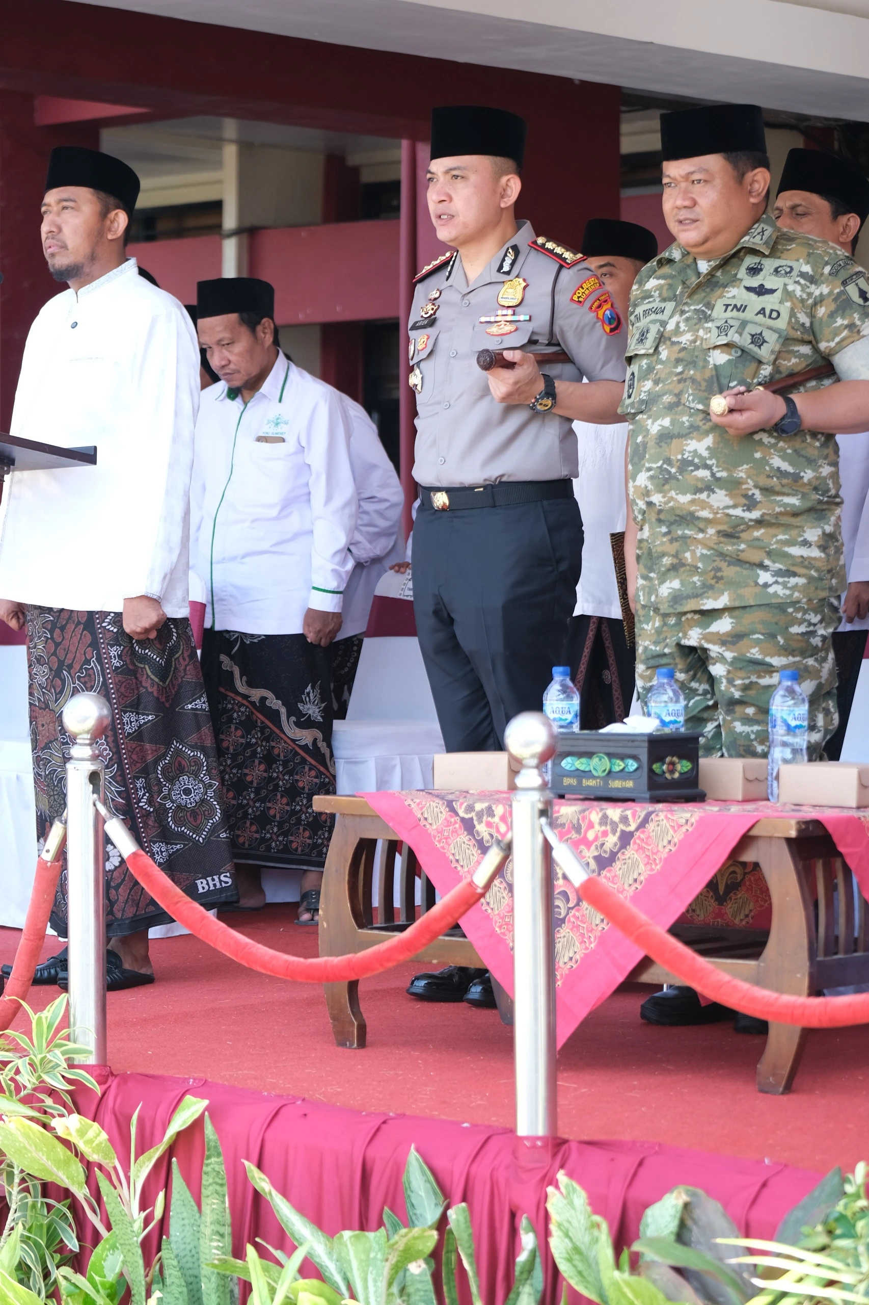 Kapolresta Sumenep Ariek Indra Sentanu menghadiri apel Hari Santri Nasional 2026 di Kantor Bupati Sumenep