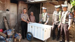 Kapolresta Sumenep memberikan bantuan gerobak kepada ibu penjual kacang melalui program kepedulian sosial Polri