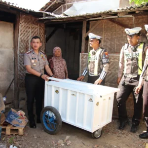 Kapolresta Sumenep Bantu Gerobak untuk Penjual Kacang