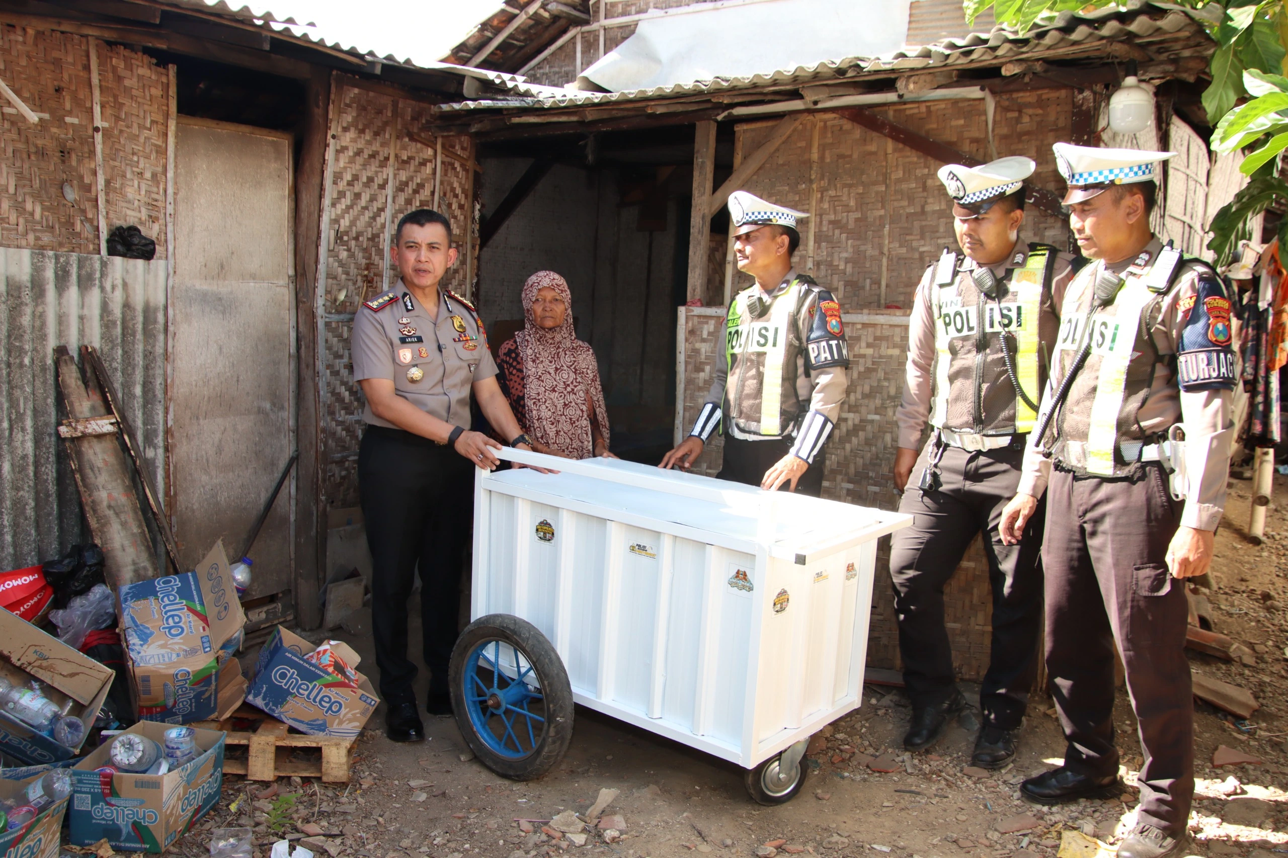 Kapolresta Sumenep memberikan bantuan gerobak kepada ibu penjual kacang melalui program kepedulian sosial Polri