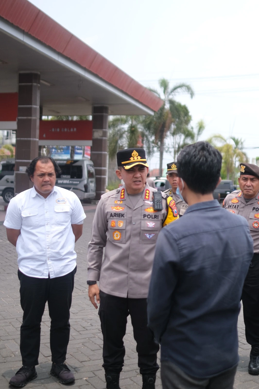 Kapolresta Sumenep Ariek Indra Sentanu mengecek stok BBM di SPBU Gedungan Batuan