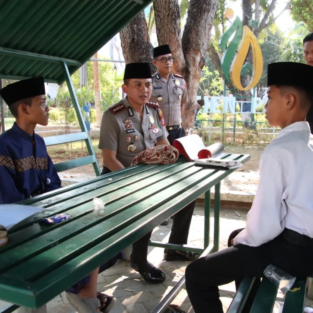 Kapolresta Sumenep Motivasi Santri Al-Amien Prenduan 13 Kapolresta Sumenep memberikan motivasi kepada santri Pondok Pesantren Al-Amien Prenduan