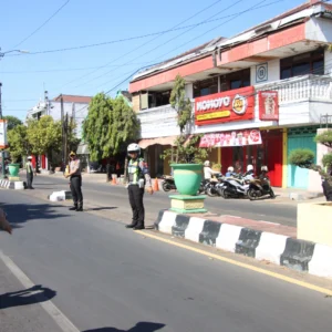 Kapolresta Sumenep Pantau Arus Lalu Lintas Pagi, Pastikan Jalan Lancar