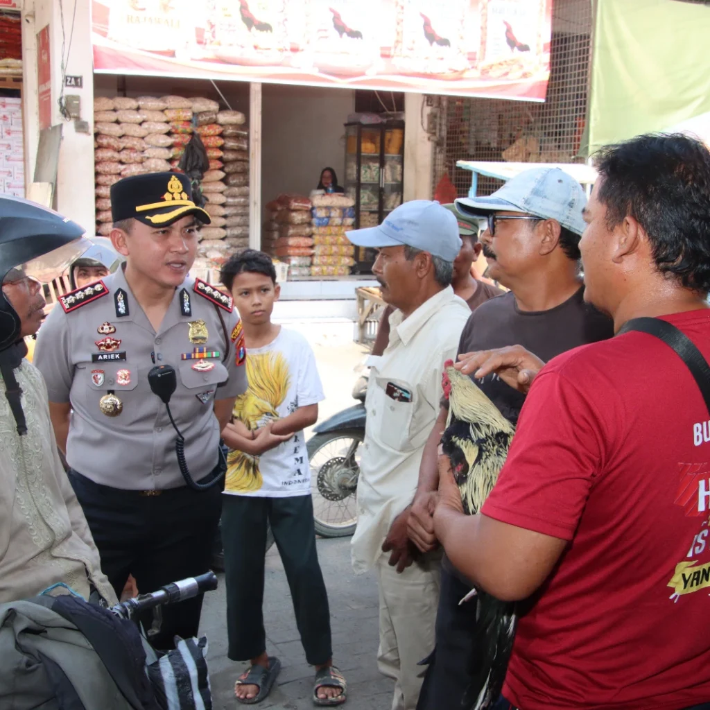 Kapolresta Sumenep menyapa pedagang ayam dalam kegiatan Polisi Menyapa di Pasar Anom