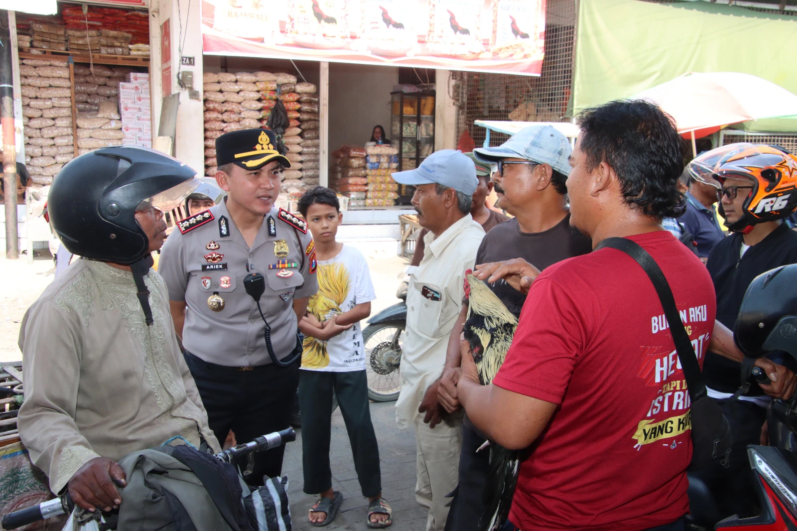 Kapolresta Sumenep menyapa pedagang ayam dalam kegiatan Polisi Menyapa di Pasar Anom