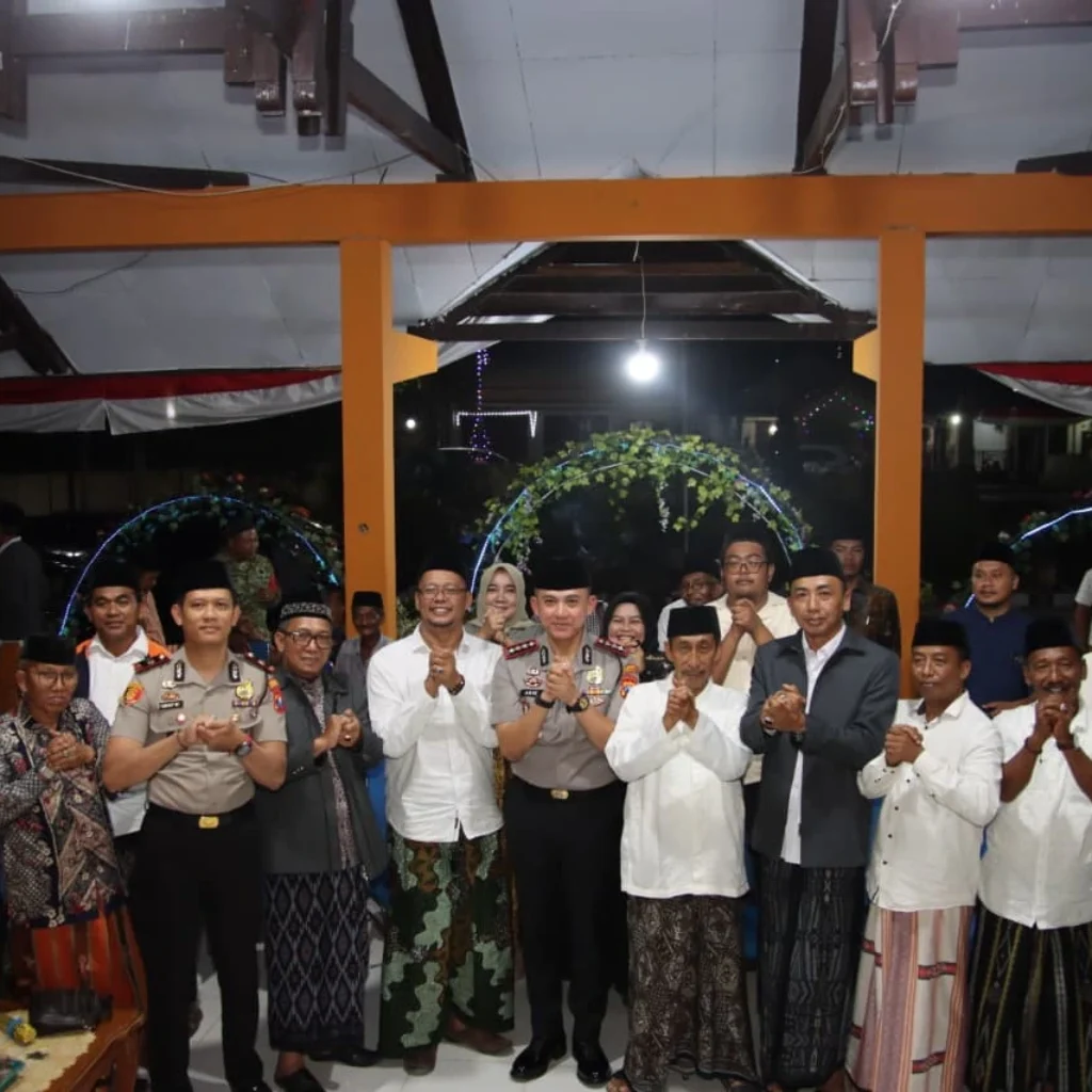 Kapolresta Sumenep Ariek Indra Sentanu dalam kegiatan Sambung Roso bersama 12 kepala desa dan tokoh masyarakat di Guluk-Guluk