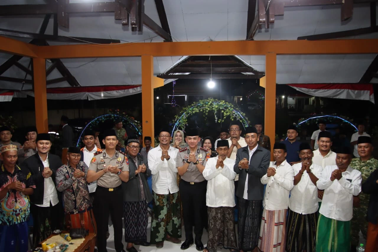 Kapolresta Sumenep Ariek Indra Sentanu dalam kegiatan Sambung Roso bersama 12 kepala desa dan tokoh masyarakat di Guluk-Guluk