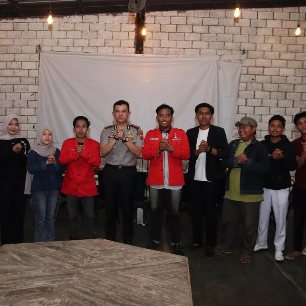 Kapolresta Sumenep Silaturahmi dengan GMNI, Perkuat Sinergi 9 Kapolresta Sumenep silaturahmi bersama perwakilan GMNI Sumenep di Caffe Ayoka